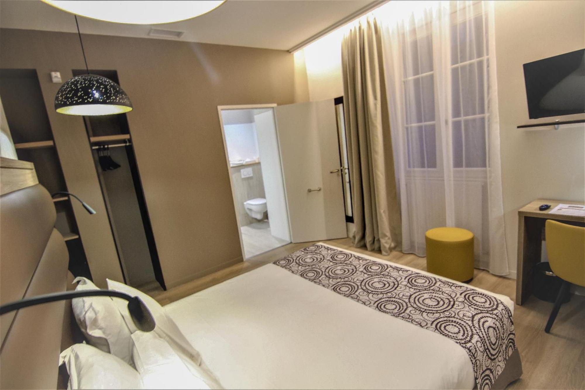 Montaigne Hotel